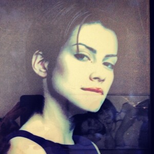 Cleo compartilhou essa foto de 2014 em seu Instagram. Com o cabelo curtíssimo, a foto relembra a época em que Cleo e sua família moravam em Los Angeles. Superdiferente, né?