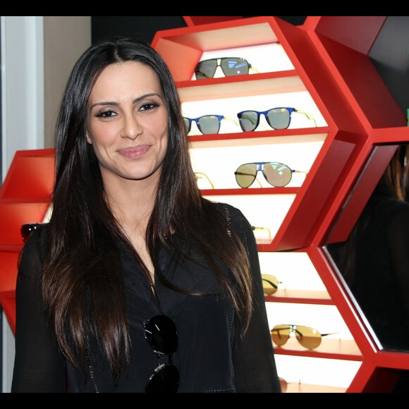 Cleo também apareceu em 2014 com o cabelo castanho escuro sem luzes, mais próximo da versão natural