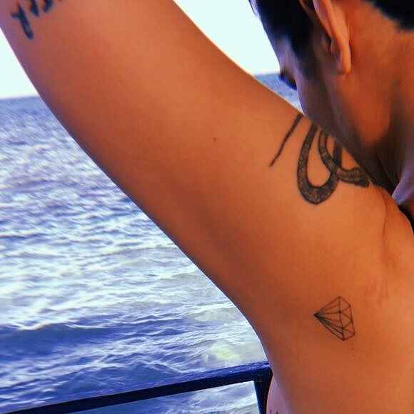 Em 2016, Cleo contou em entrevista que tinha 19 tatuagens: confira algumas tattoos espalhadas pelo corpo da atriz