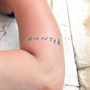 Cleo possui diversas tatuagens espalhadas no corpo