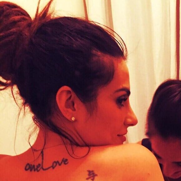 A primeira tatuagem de Cleo foi por volta dos 16 anos e é um símbolo japonês que significa 'dar amor'