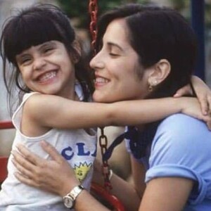 Ainda num registro de infância com a mãe, a atriz Gloria Pires, Cleo aparece na foto esbanjando um sorrisão, o mesmo que ainda hoje conquista o público