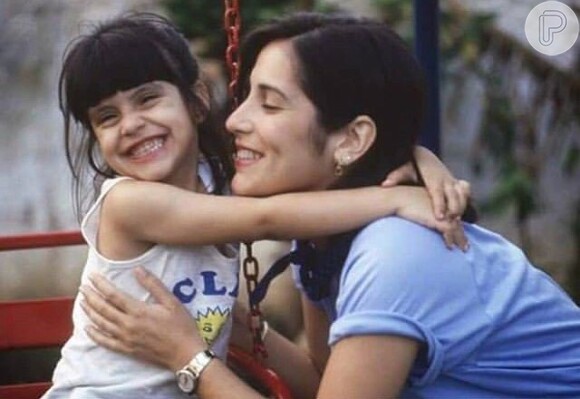 Ainda num registro de infância com a mãe, a atriz Gloria Pires, Cleo aparece na foto esbanjando um sorrisão, o mesmo que ainda hoje conquista o público