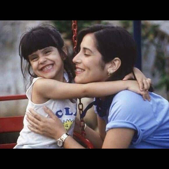 Ainda num registro de infância com a mãe, a atriz Gloria Pires, Cleo aparece na foto esbanjando um sorrisão, o mesmo que ainda hoje conquista o público