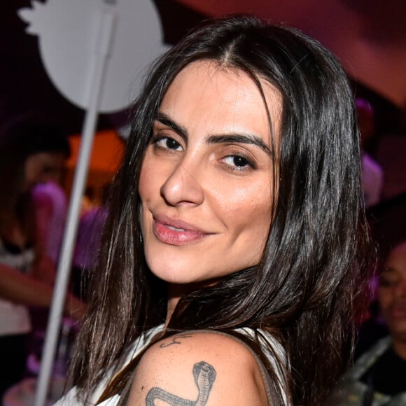 Cleo em 2017 com os cabelos mais longos e escuros, próximos ao tom natural