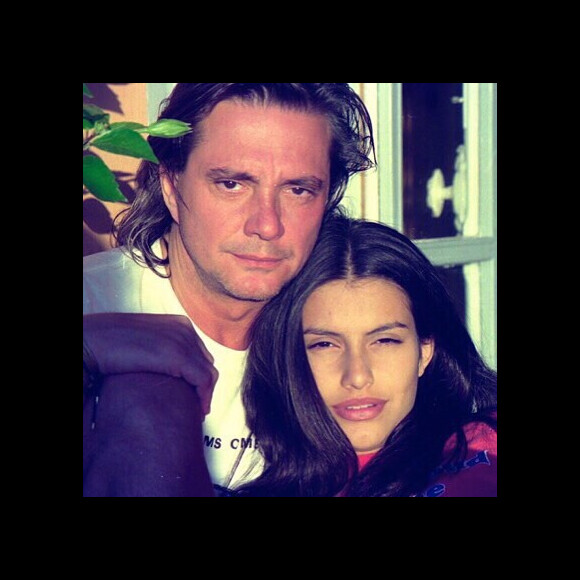 Cleo, em foto com o pai, Fábio Jr., em Punta del Est, aos 12 anos, com os longos cabelos negros, lisos e longos, marca registrada na adolescência e que fazia sucesso entre o público