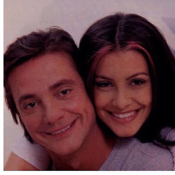 Cleo em foto com o pai, Fábio Jr., exibindo as mechas mais claras no cabelo, sucesso na época