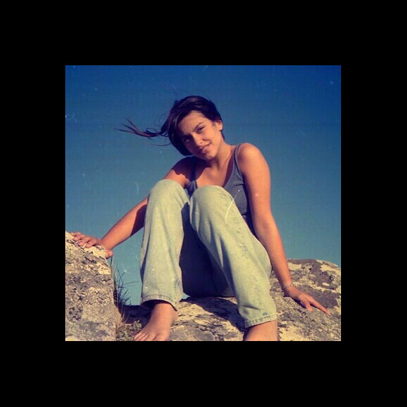 A atriz Cleo na adolescência, ainda com os cabelos longos e negros