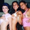 Cleo compartilhou com os seguidores do Instagram uma foto aos 18 anos na qual exibe a quarta tatuagem feita na região próxima ao seio escrita 'Liberté' com a amiga Roberta Gaspar e a prima Paula Morais