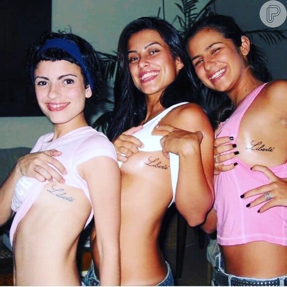Cleo compartilhou com os seguidores do Instagram uma foto aos 18 anos na qual exibe a quarta tatuagem feita na região próxima ao seio escrita 'Liberté' com a amiga Roberta Gaspar e a prima Paula Morais