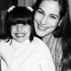 Cleo e o sorriso largo tão marcante ainda criança em foto com a mãe, Gloria Pires