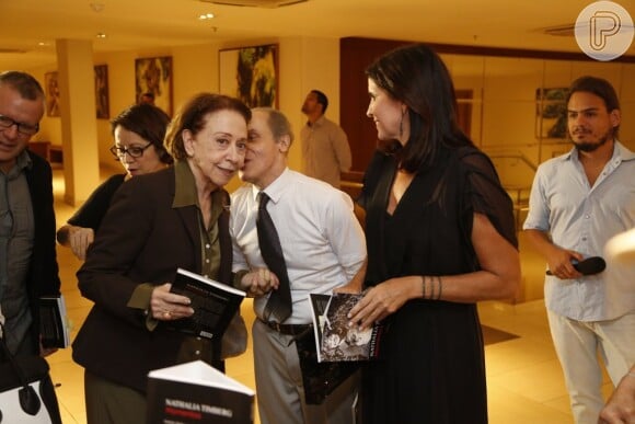 Fernanda Montenegro vai a lançamento de livro de Nathalia Timberg no Rio, e encontra Malu Mader