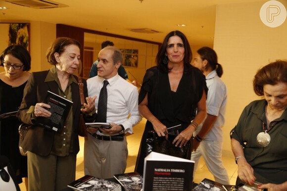 Malu Mader prestigia lançamento de livro de Nathalia Timberg no Rio com presença de Fernanda Montenegro, na noite desta quarta-feira, 25 de setembro de 2014
