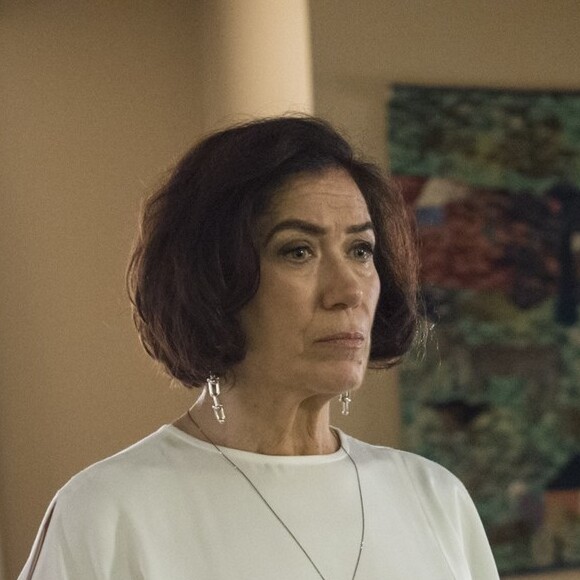 Valentina (Lilia Cabral) ouve Olavo (Tony Ramos) falar com Laura (Yanna Lavigne) e descobre que a patricinha está viva nos próximos capítulos da novela 'O Sétimo Guardião'