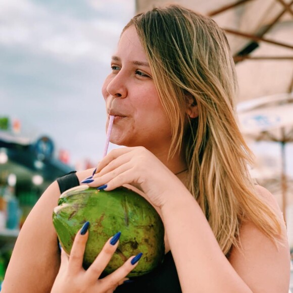 Marília Mendonça exibiu sua beleza natural ao posar sem make