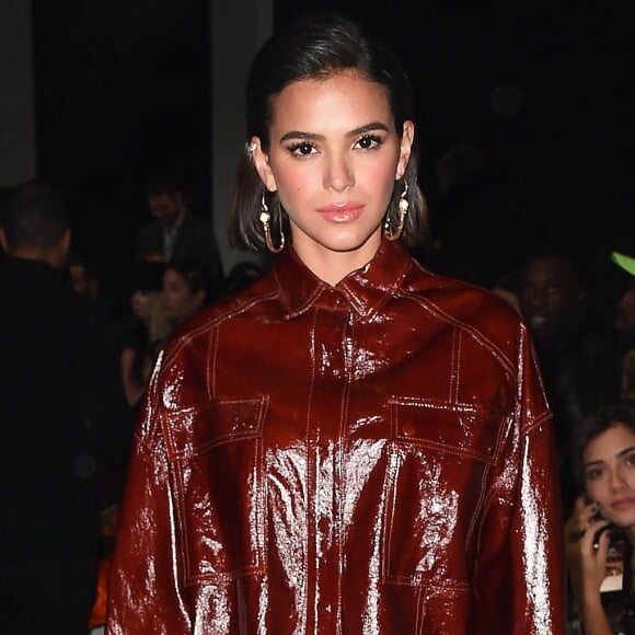 'Me mantendo selvagem', afirmou Bruna Marquezine na legenda da foto usando animal print