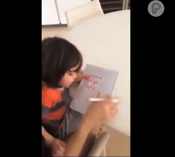 Milan, de 1 ano, filho de Shakira e Gerard Piqué, mostra que já sabe ler algumas palavras, em 25 de setembro de 2014
