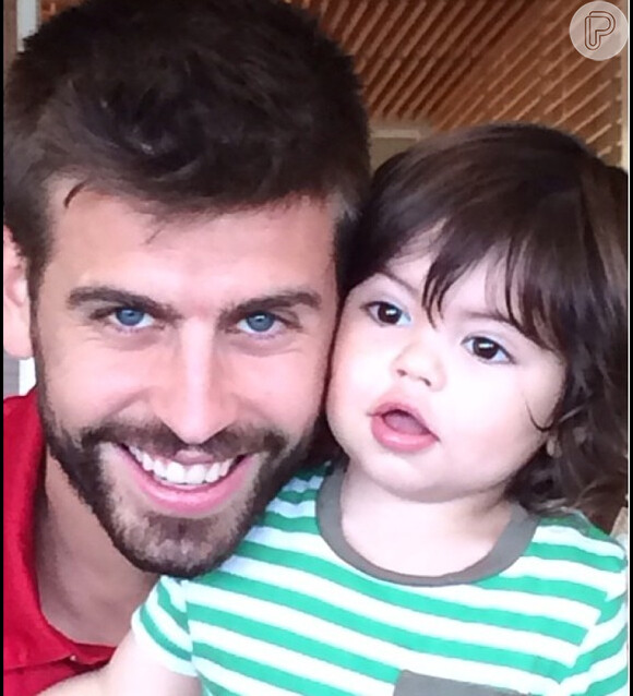 Milan, de 1 ano, posa com o papai, Gerard Piqué 