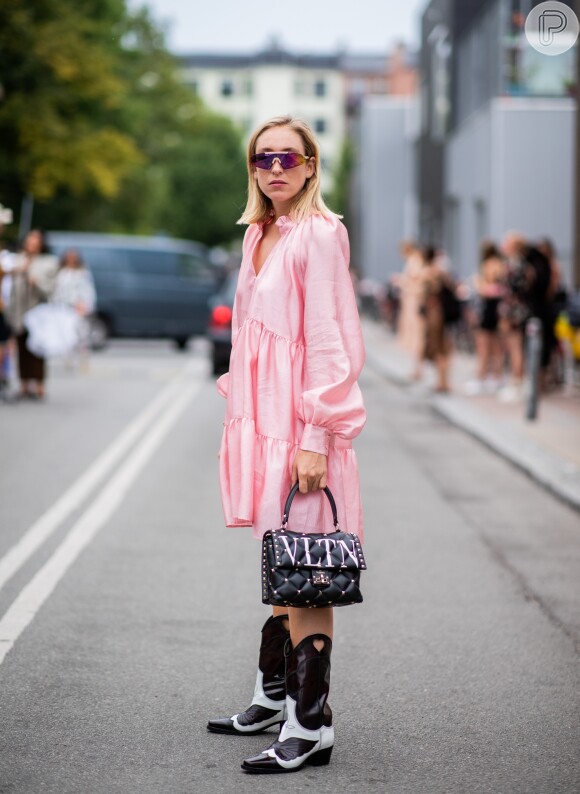 Vestido rosa: com bota western e bolsa statement Valentino
