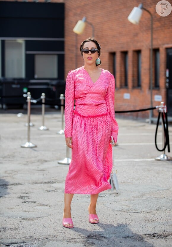 Vestido cor de rosa com tecido acetinado transita do look festa ao dia a dia com facilidade