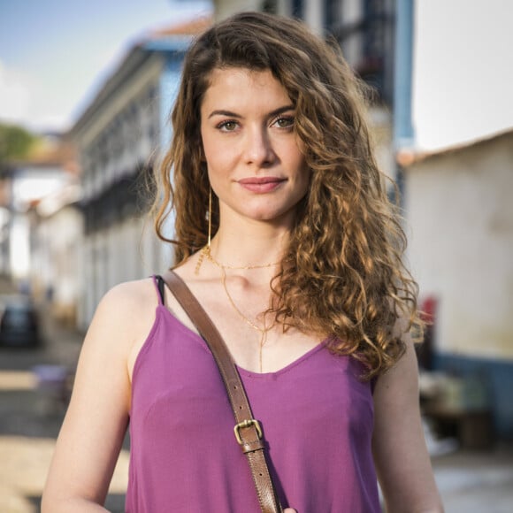 Isabel (Alinne Moraes) entra em pânico quando desafia o espírito de Felipe (Patrick Sampaio) no capítulo de terça-feira, 26 de fevereiro de 2019 da novela 'Espelho da Vida'