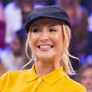 Claudia Leitte falou também das mães famosas em seu desabafo no Instagram: 'Não nos é mais permitido desfrutar da libido, da sensualidade, da juventude... Quiçá passar um batonzinho!'