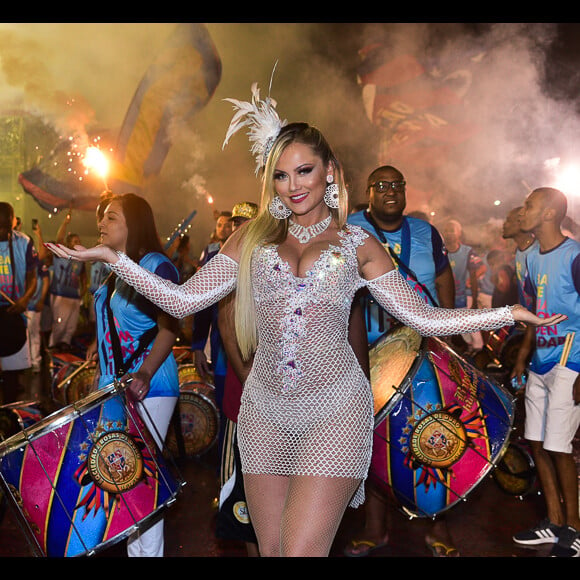 Ellen Rocche é rainha de bateria da Rosas de Ouro desde 2007