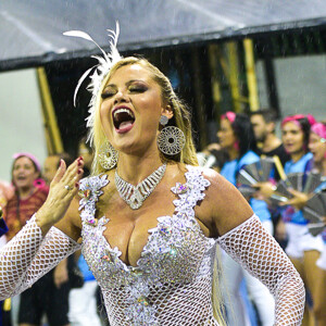 Ellen Rocche driblou a chuva para mostrar muito samba no pé em ensaio da Rosas de Ouro no Anhembi