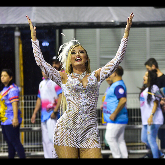 Ellen Rocche driblou a chuva para mostrar muito samba no pé em ensaio da Rosas de Ouro no Anhembi, neste sábado, 16 de fevereiro de 2019