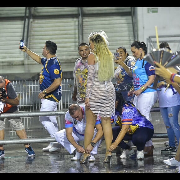 Ellen Rocche encarou a chuva, mas decidiu tirar as sandálias para o ensaio da Rosas de Ouro