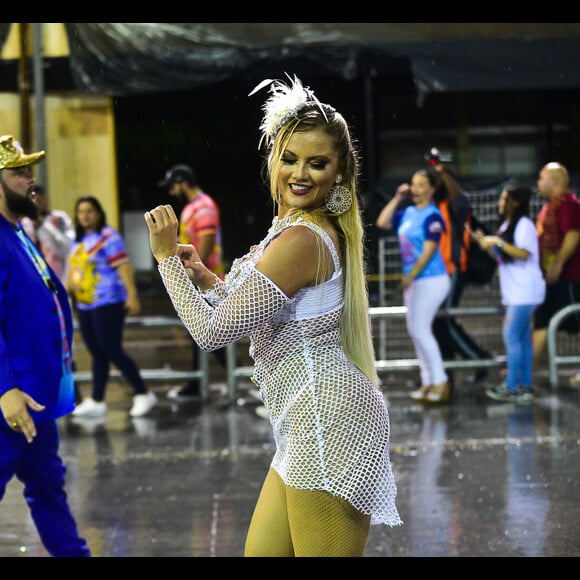 Ellen Rocche mostrou muito samba no pé em ensaio da Rosas de Ouro no Anhembi, na noite deste sábado, 16 de fevereiro de 2019