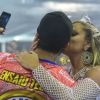 Ellen Rocche beijou o noivo, o nutricionista Rogério Oliveira, em ensaio da Rosas de Ouro no Anhembi, na noite deste sábado, 16 de fevereiro de 2019