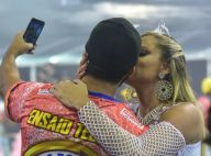 Descalça, sob chuva e com beijo no noivo: o ensaio de Ellen Rocche para carnaval