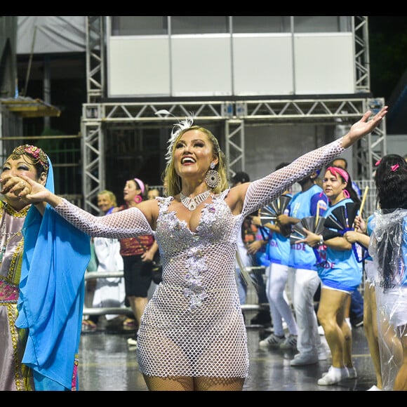 Ellen Rocche sambou embaixo de chuva no ensaio da Rosas de Ouro, no Anhembi, em São Paulo