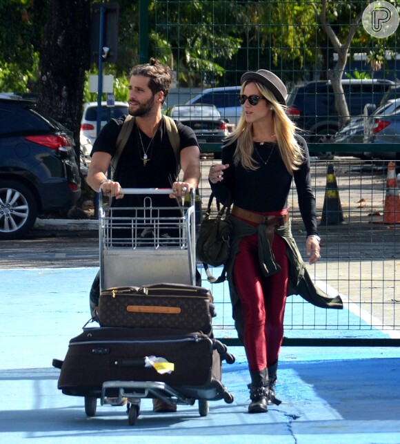 Giovanna Ewbank e o marido, Bruno Gagliasso, aparecem estilosos em aeroporto