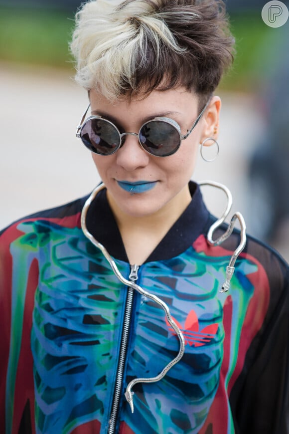 Uma das convidadas da Semana de Moda de São Paulo apostou na maquiagem com batom azul