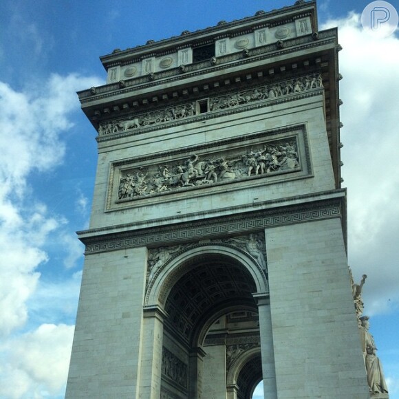 No Instagram, Isis Valverde, da novela 'Boogie Oogie', postou várias fotos da viagem que faz à Paris, na França