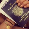 Isis Valverde embarcou para Paris, na França, na última quarta-feira (24), e no Instagram, ela postou uma foto do passaporte