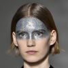 Glitter no rosto: a Givenchy apostou até na máscara brilhosa em seu último desfile, em Paris
