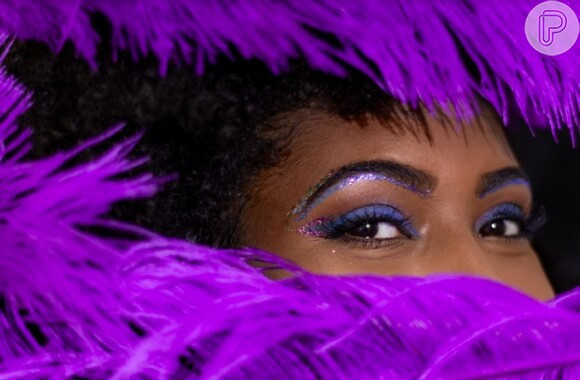 Para quem curte uma maquiagem discreta mas sem dispensar o brilho do glitter no Carnaval, vale aplicar a purpurina no contorno das sobrancelhas