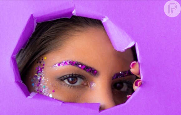 O glitter pode ser colado nas sobrancelhas no Carnaval