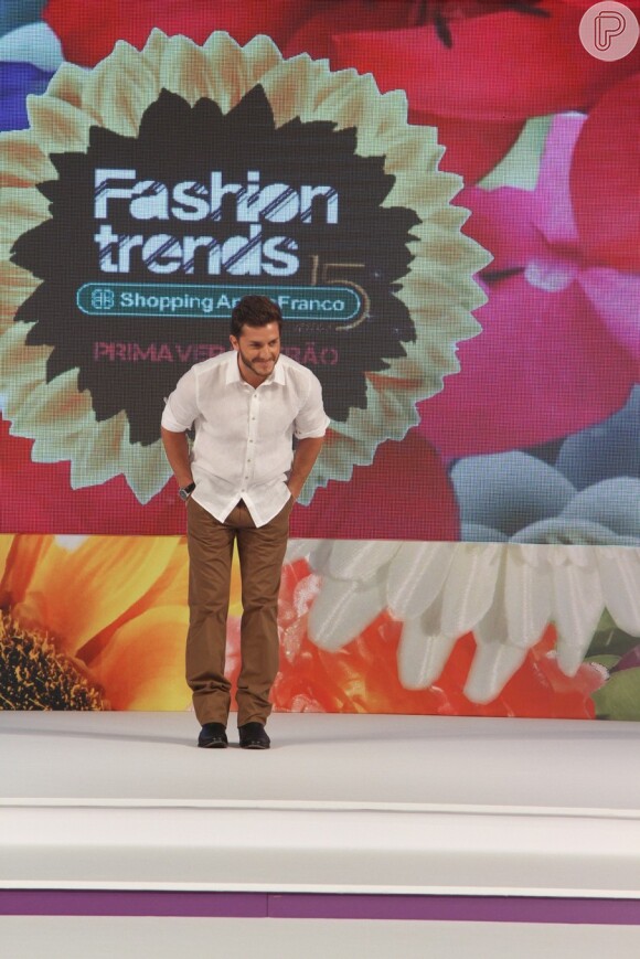 Klebber Toledo fez a alegria de suas fãs durante o desfile da coleção primavera/verão assinada por Fause Haten na noite de quinta-feira, 25 de setembro de 2014. O ator fez várias entradas na passarela e na última, com um bebê no colo, fez beicinho e levou as meninas ao delírio. Yasmin Brunet foi a estrela feminina do desfile e esbanjou simpatia na passarela
