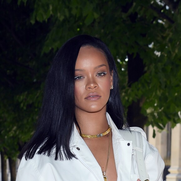 O macacão branco com pochete usado por Rihanna na estreia do estilista Virgil Alboh para a Louis Vuitton é inspiração para as brasileiras