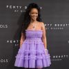 Romântica: no lançamento da Fenty Beauty em Nova York, Rihanna apostou no vestidinho lavanda com babados