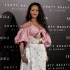 Toda menininha! Para promover a Fenty Beauty na Europa, Rihanna usou look romântico e delicado de saia midi e blusa rosê