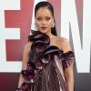 Na première mundial do filme 'Oito Mulheres e um Segredo' em Nova York, em 2018, Rihanna ousou no vestido um ombro só com maxibabados