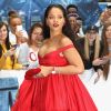 Rihanna chamou atenção com vestido longo volumoso e decotado na première de 'Valerian e a Cidade dos Mil Planetas' em Londres, em 2017