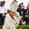 No MET Gala 2018, Rihanna fez referência ao papa em look
