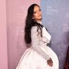 O look de macacão com cauda e laço gigante que Rihanna usou no Diamond Ball 2018 fez sucesso