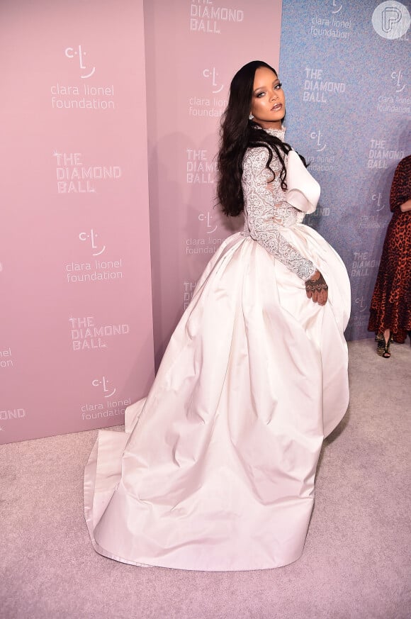 O look de macacão com cauda e laço gigante que Rihanna usou no Diamond Ball 2018 fez sucesso